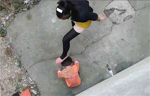 “女子虐打女童”事件