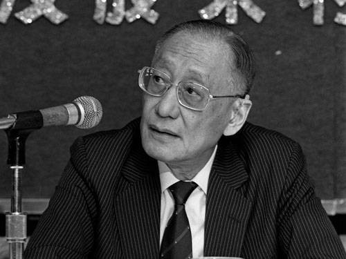 胡百全（九龙巴士、香港益力多主席及廖创兴银行董事）