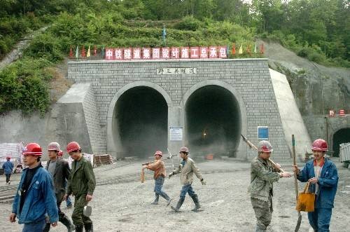 宜万铁路野三关隧道特大透水事故