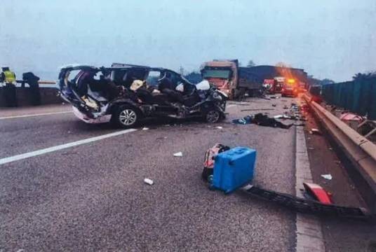 2·29重庆网约车追尾故障货车事故