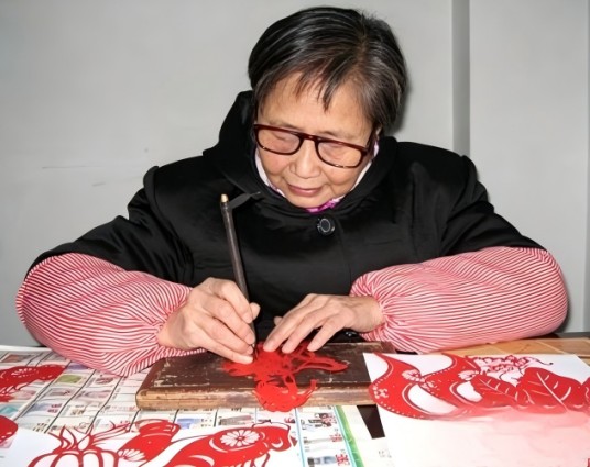 吴忠琼（自贡剪纸传承人、余曼白的徒弟）