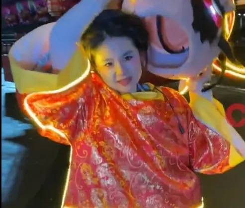 杨子怡（江西上饶葛仙村度假区扮财神爷的女子）