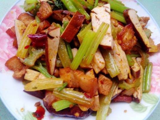 芹菜香干回锅肉
