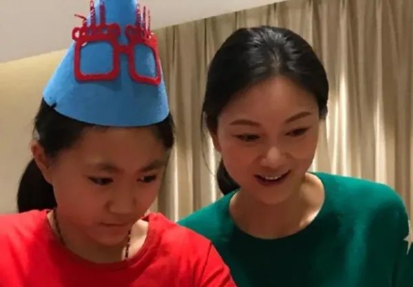 张艺谋妻子陈婷晒儿子照片,孩子的颜值更像谁?