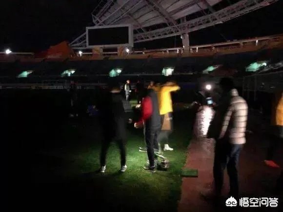 如何看待广州恒大训练中济州联半途关灯，手机照明中进行？