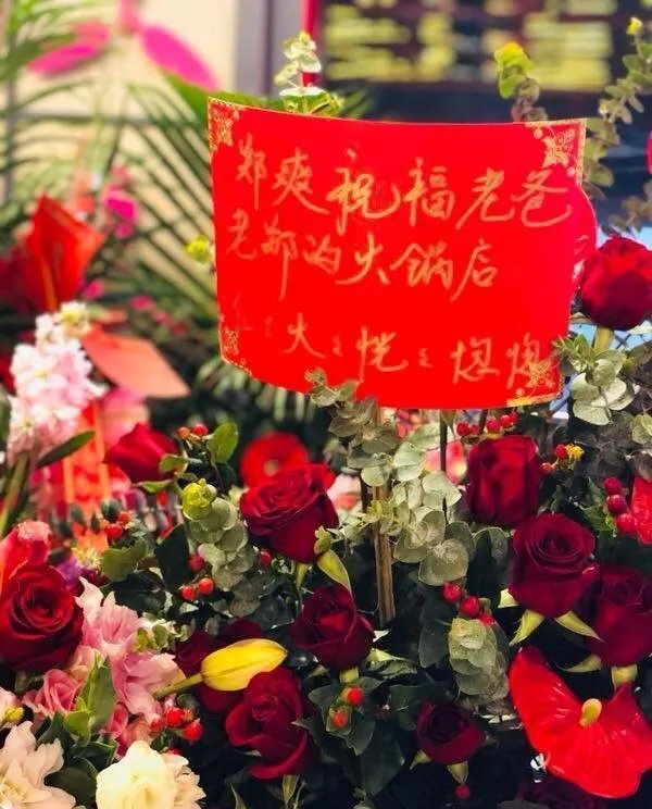 郑爽爸爸开火锅店引网友质疑，爸爸借女儿之名开店有错吗？