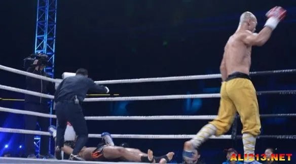 中国武僧一龙11秒KO法国拳王 时间太短根本不够打！