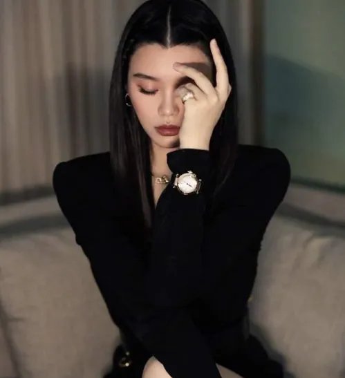 奚梦瑶不愧是人生赢家,认真穿连衣裙V领开到腰,有阔太范吗?