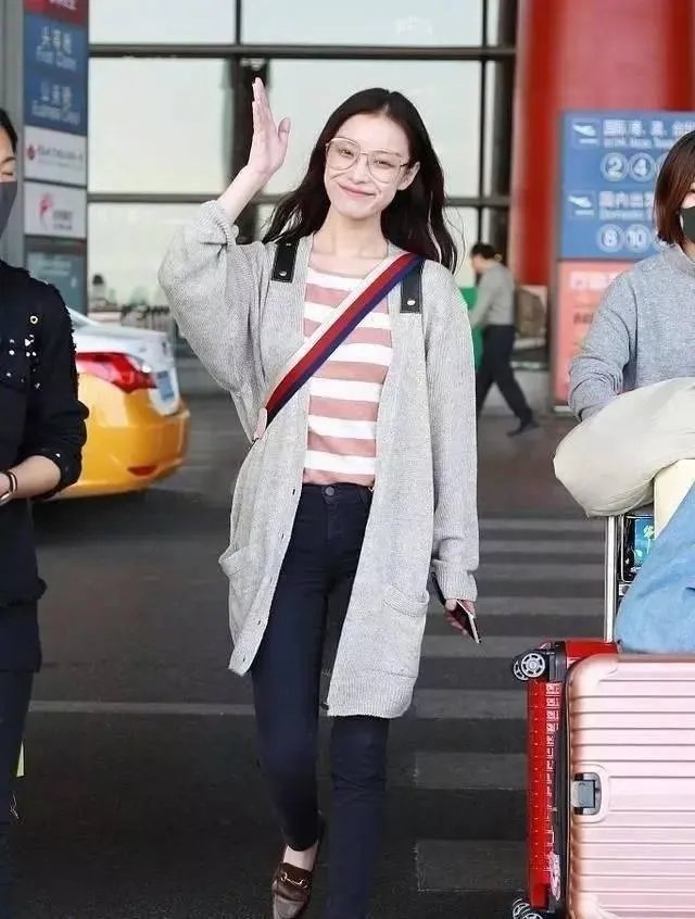 素颜搭上运动装,低调的倪妮为啥总在机场被粉丝抓住?
