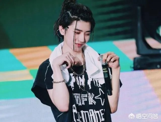 如何看待范丞丞当众叫粉丝“老婆”的行为？