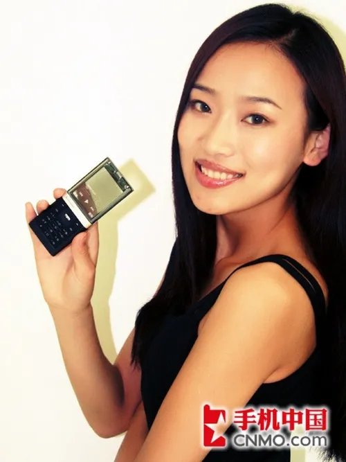 全球首款透明彩显机 联想S800美女送测