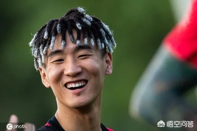 韦世豪:哥就是帅。进球后指着发型庆祝,是在彰显个性还是暗示从头再来?
