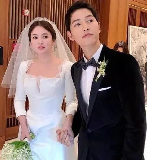 宋慧乔婚礼上穿的裙子为什么那么贵？