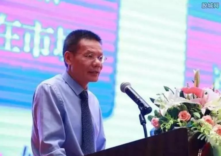 银行行长登山遇难 失足摔下50米深沟当场牺牲