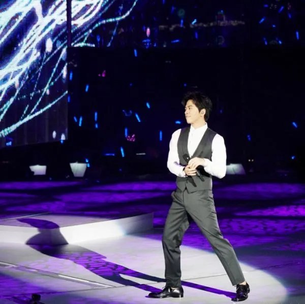视听盛宴!回顾李健线上演唱会高光舞台,哪一瞬间最动人?
