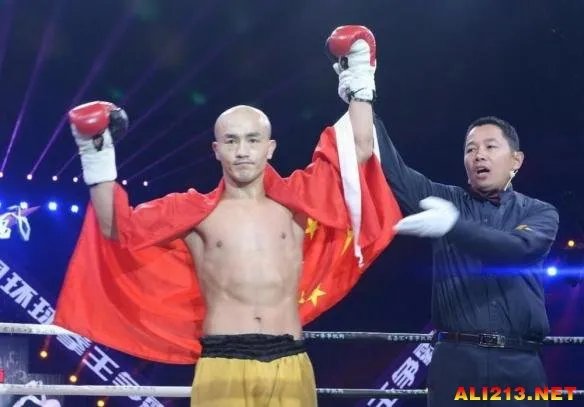 中国武僧一龙11秒KO法国拳王 时间太短根本不够打！