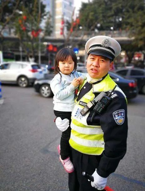 2岁女孩车流中穿梭有没有出现危险情况？