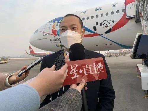 英雄机长刘传健为高考生加油,他为何会被成为英雄机长?