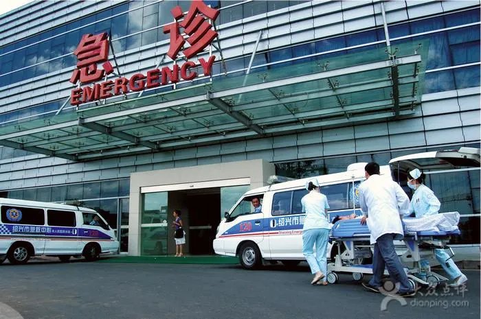 法国巴黎一医院门口发生枪击事件,你在医院门口见过哪些离谱的事?