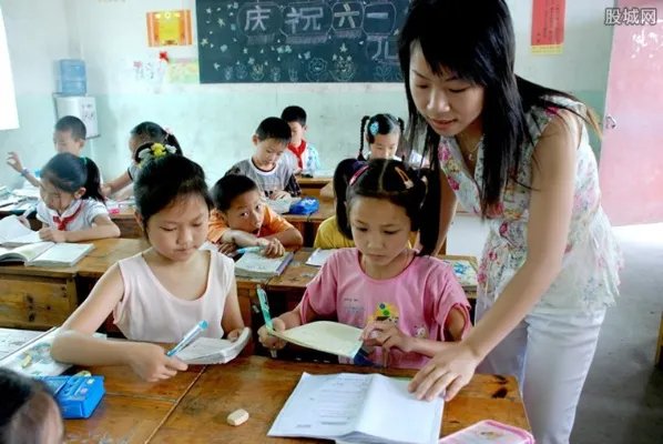 教师工资不低于公务员 要求今年底以前必须完成