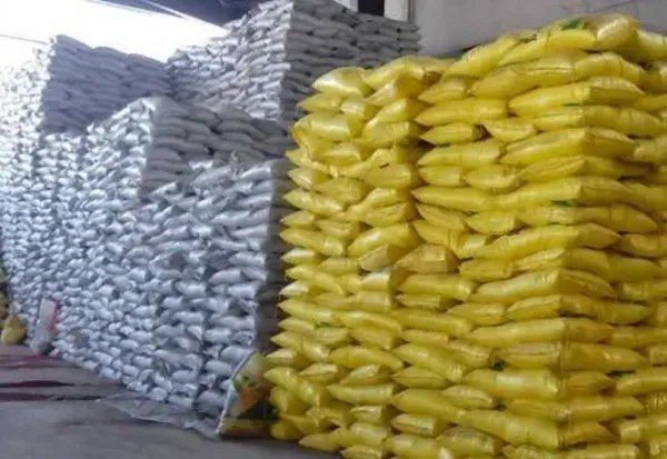尿素和氯化铵哪种肥料容易使土壤板结?尿素的主要成分有哪些?