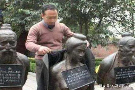 秦桧后人要求撤掉雕像:我祖先都跪了500年了,也该跪够了吧?