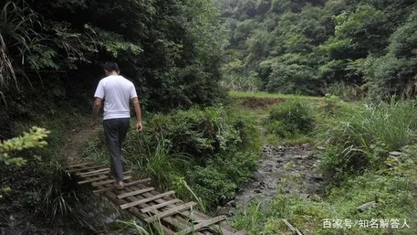男子科目二考试,上车后马上提示不合格,考官:你坐副驾驶干什么?