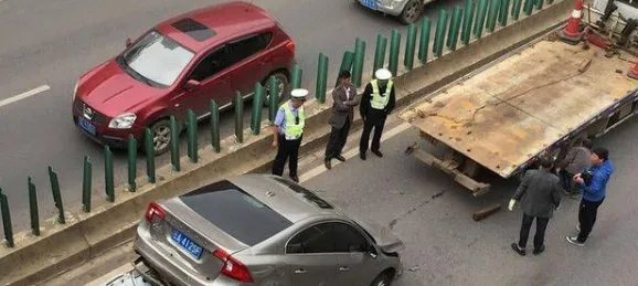 自动档的汽车失控是不是把油门当刹车造成的呢？