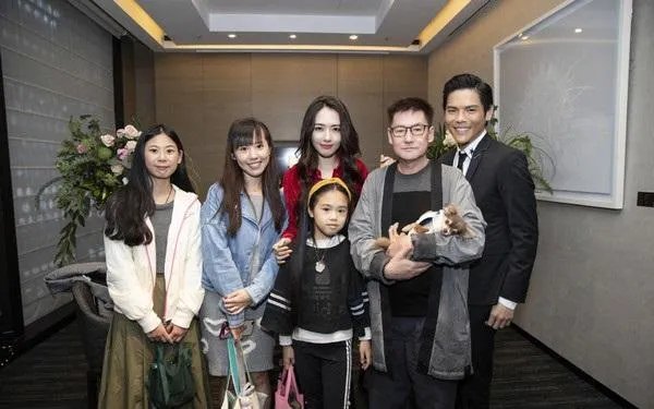 郭碧婷妹妹曝光,美貌竟不输姐姐?