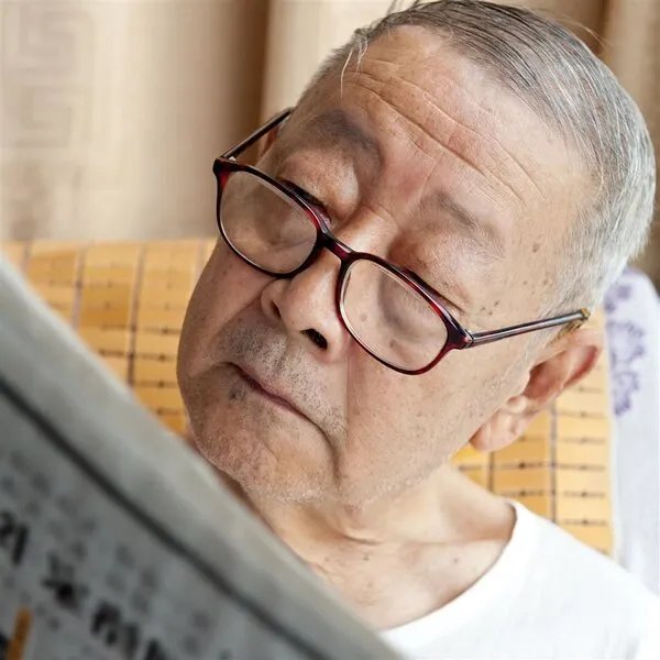 出现老花眼了 七种方式可以治疗