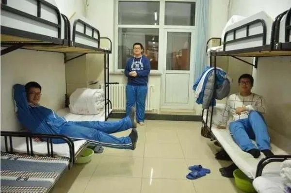 为什么白岩松坚决不让儿子住校?