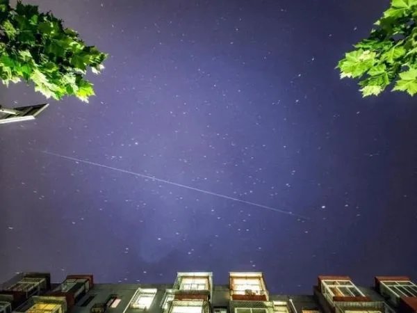 北京一网友拍到中国空间站从头顶飞过,网友镜头下的空间站是什么样子?