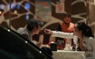 女子深夜陪2男吃饭,老公出现暴打三人,如果是你老婆,你会这样吗?