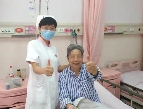 高龄母女被困电梯四天三夜,他们家人为什么没有发现?
