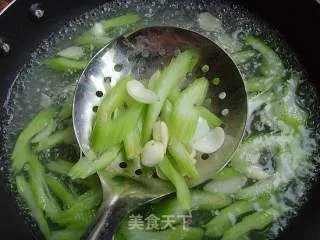 美容养颜---西芹百合炒草莓