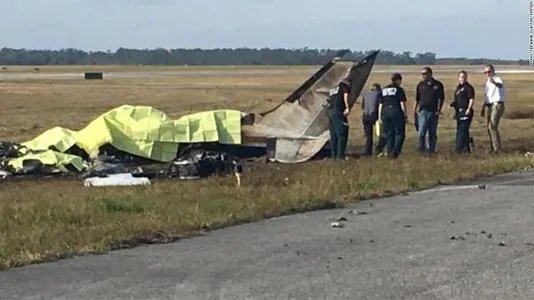 悲哀事故发生，美国一小型飞机坠毁砸中行驶汽车，伤亡情况怎么样？