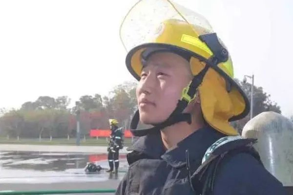 消防员洪水中开挖掘机救人,面临危险为何有人无惧?