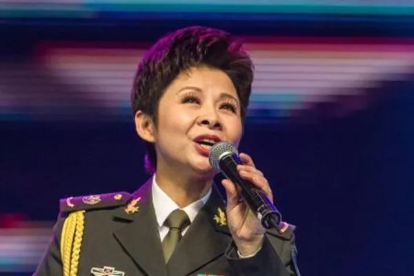 女高音歌手董文华近照被赞年轻气质佳,娃娃脸的她为何57岁都不显老?