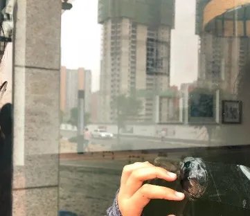 醉汉当街持刀袭击两女子,退伍军人刀下救人,为何有网友说这样防卫过当?