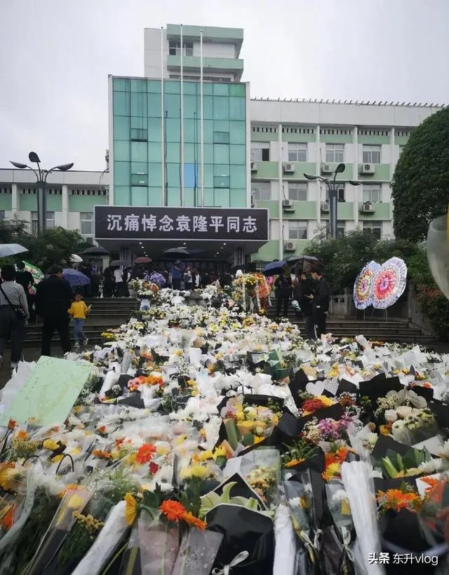 袁隆平院士逝世,为什么张庭照常直播被网友骂哭?