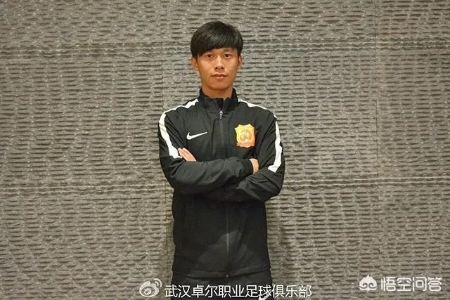 武汉卓尔的童晓星踢球经历和特点是什么？