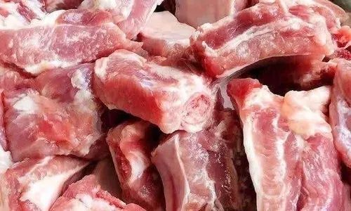 山东一男子买了五斤排骨,煮熟后却呈现鸡皮状,这究竟是鸡肉还是排骨?