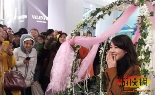 厦门土豪为求婚买千双鞋 为女友换上“水晶鞋"
