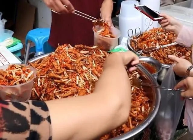 研究生菜市场摆摊卖鸡爪:坚信能做大 收入比坐班高