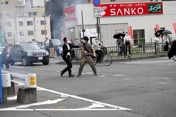 日媒公布安倍中枪瞬间视频，视频透露了现场的哪些细节？