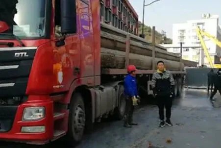 杭州西溪路人行道塌陷疑似2人失联,你认为路面安全该如何解决?