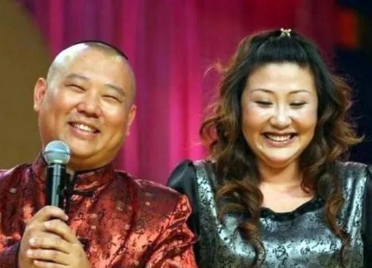 与最穷郭德纲离婚,丢弃郭麒麟远走国外,胡中惠如今怎样了?