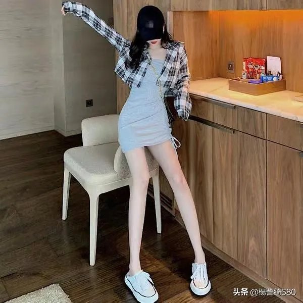无袖连衣裙怎么搭配才好看？