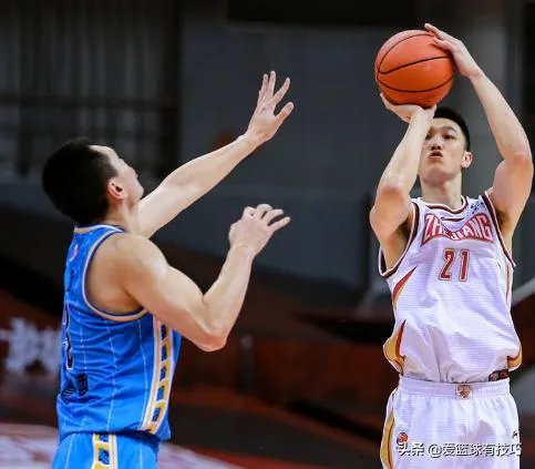 北京92:90险胜浙江,林书豪罚球绝杀存在争议,这球犯规了吗?
