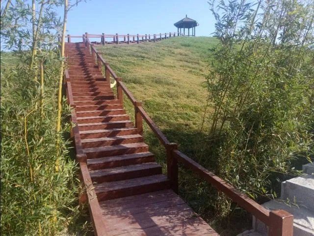峨眉山景区安装“防轻生”玻璃墙,游客意见不一, 你怎么看?